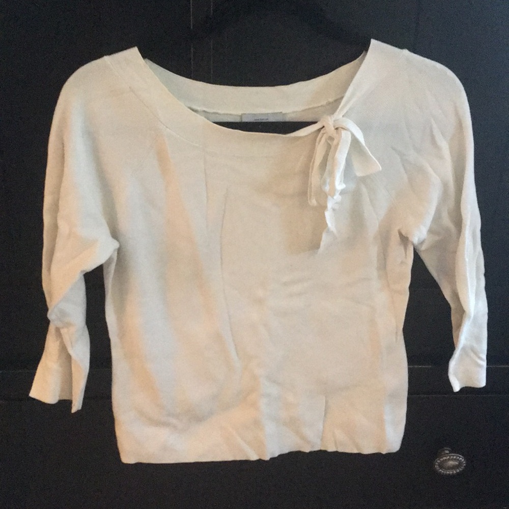White, boatneck shirt with bow